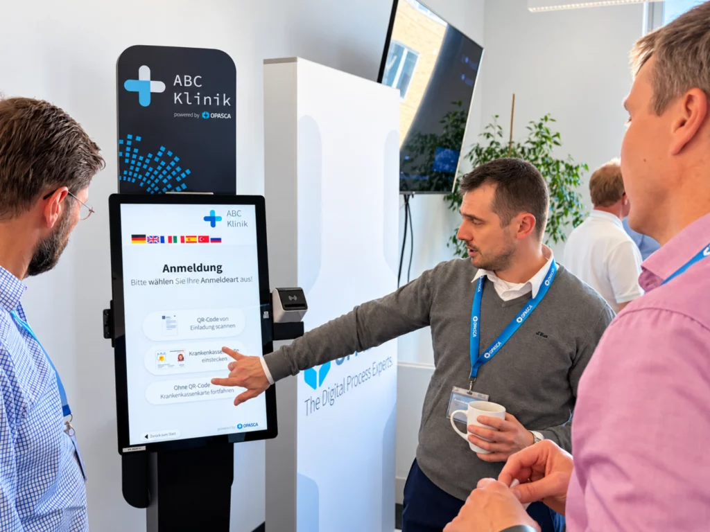 Benjamin Bickel zeigt Welcome Terminal im OPASCA Office